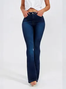 Détail d'un jean évasé à taille haute, extensible et ajusté en denim bleu foncé.