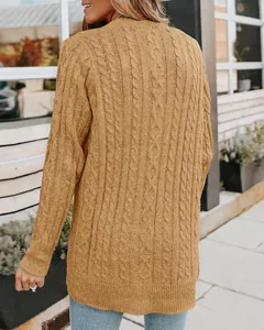 Vue arrière détaillée d'un gilet long en maille torsadée jaune moutarde à manches longues.