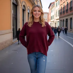 Pull en maille bordeaux à col rond pour femme, coupe ample dans une rue européenne