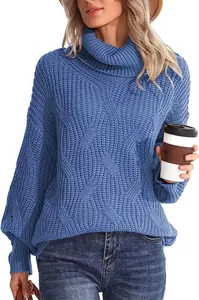 Gros plan sur la texture épaisse en maille torsadée d'un pull à col roulé bleu pour femme