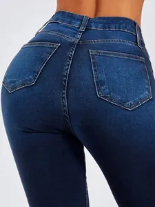 Gros plan sur un jean stretch taille haute montrant les détails des poches