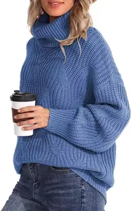 Vue détaillée d'un pull bleu à col roulé en maille torsadée pour femme, coupe ample