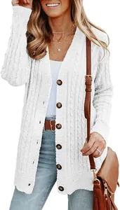 Détail d'un cardigan blanc en maille torsadée avec des boutons marron élégants
