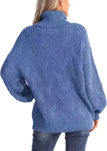 Vue arrière d'un pull à col roulé bleu en maille torsadée pour femme, coupe décontractée