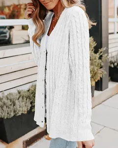Détail d'un gilet en maille torsadée blanche avec boutons pour femme
