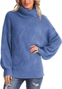 Vue détaillée d'un pull bleu à col roulé en maille torsadée épaisse pour femme moderne