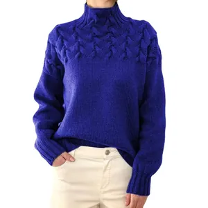 Eleganter königsblauer Strickpullover mit Stehkragen und Zopfmuster an den Schultern
