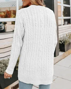 Vue arrière détaillée d'un cardigan blanc en maille torsadée mi-long pour femmes