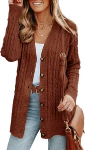 Gros plan sur la maille torsadée marron et les boutons d'un gilet mi-long pour femme.