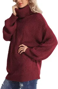 Gros plan d'un pull à col roulé en maille torsadée bordeaux pour femme au style ample