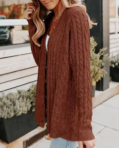 Détail d'un cardigan marron pour femme en maille torsadée avec boutons élégants