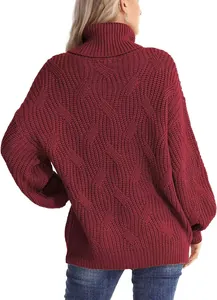 Vue arrière d'un pull à col roulé bordeaux ample avec des motifs de maille torsadée.