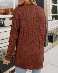 Vue arrière détaillée d'un cardigan marron à manches longues en tricot torsadé
