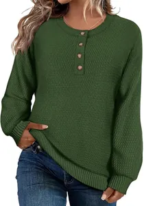 Gros plan d'un pull en maille gaufrée verte pour femme avec un col rond boutonné élégant.