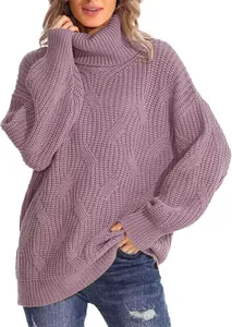 Détail d'un pull à col roulé violet pour femme avec une texture en maille torsadée