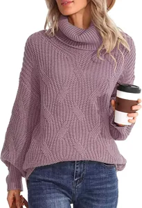 Gros plan d'un pull à col roulé lavande surdimensionné pour femme à torsades