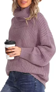 Vue détaillée d'un pull-over mauve à col roulé et torsades pour femmes