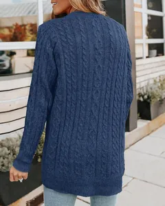 Vue arrière d'un cardigan long à manches longues en maille torsadée bleue pour femme