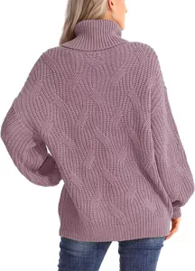 Vue arrière d'un pull à col roulé violet en maille torsadée montrant la texture et la coupe