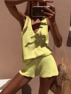 Nahaufnahme eines gelben Strick-Sets mit V-Ausschnitt Top und passenden Shorts am Model