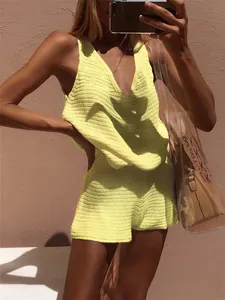 Detail von limettengrünem V-Ausschnitt Strick-Top und Shorts Zweiteiler Set für Sommer.