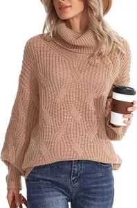 Vue détaillée d'un pull à col roulé camel ample avec des motifs de maille torsadée