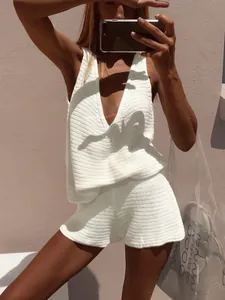 Elegantes weißes Strickset bestehend aus V-Ausschnitt Top und passenden kurzen Shorts