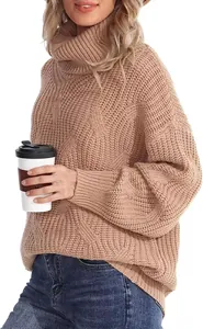 Gros plan sur un pull à col roulé beige en maille torsadée pour femmes élégantes