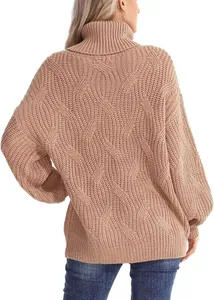 Vue arrière du pull à col roulé en maille torsadée abricot avec une coupe ample et manches