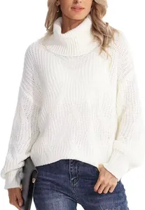 Gros plan montrant le motif complexe de la maille torsadée du pull blanc pour femme