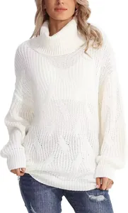 Vue détaillée de la texture et de la coupe d'un pull blanc pour femme à col roulé
