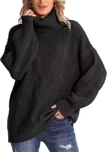 Vue détaillée du pull noir à col roulé et torsades pour femme, coupe ample