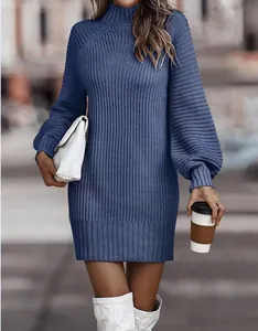 Elegantes blaues Rollkragen-Strickkleid mit Puffärmeln in einer Straßenszene gezeigt.