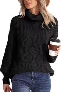 Vue détaillée d'un pull à col roulé noir pour femme avec motif torsadé et une coupe ample