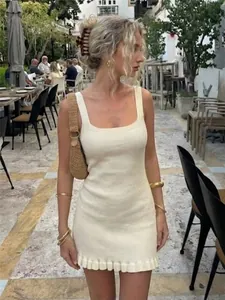 Vestido mini de punto acanalado con escote cuadrado y un dobladillo con volantes.