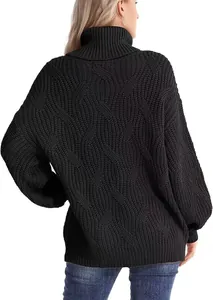 Vue arrière d'un pull à col roulé noir surdimensionné en tricot torsadé pour femme