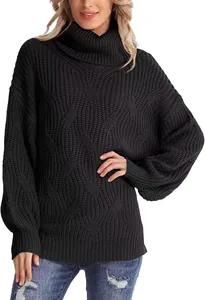 Gros plan d'un pull en maille torsadée noire à col roulé pour femme, coupe large.
