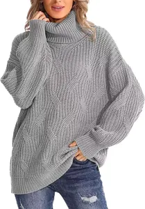 Gros plan d'un pull gris à col roulé surdimensionné avec maille torsadée sur un mannequin