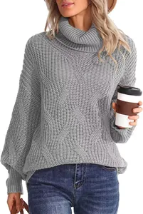 Vue détaillée du pull gris à col roulé et torsades, coupe ample et maille texturée