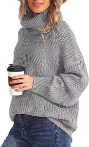 Vue détaillée d'un pull à col roulé ample gris en maille torsadée avec texture