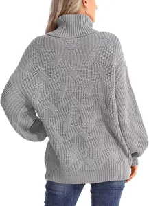 Vue de dos d'un pull à col roulé en maille torsadée grise pour femme avec une coupe ample