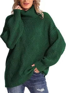 Vue détaillée d'un pull vert à col roulé pour femme avec une maille torsadée épaisse