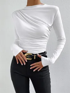 Detalle de una camiseta blanca de manga larga para mujer con elegante diseño drapeado