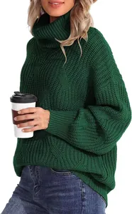 Détail de la texture en maille torsadée vert foncé sur un pull à col roulé ample