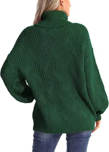 Vue détaillée du dos d'un pull confortable en maille torsadée verte à col roulé pour femme