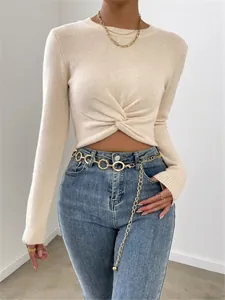 Detailansicht eines schmal geschnittenen cremefarbenen Strickpullovers mit Knotendesign