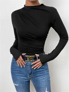 Camiseta negra elegante de manga larga con detalles fruncidos y diseño ajustado para