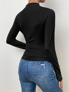 Vista trasera de una elegante camiseta negra de manga larga ajustada con detalles de pliegues