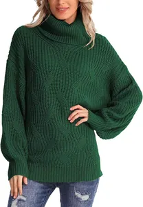Vue détaillée d'un pull à col roulé en maille torsadée vert foncé pour femme