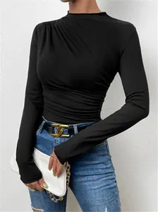 Primer plano de la camiseta de manga larga ajustada para mujer con elegantes pliegues en hombro